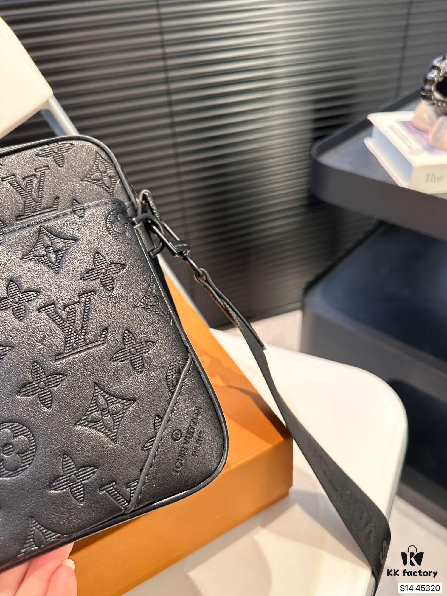 692f13fb4ecd253cf10791fe LV Men's Multi-Functional Messenger Bag with Foldable Box - Highly Sought After Tri-Combination Design