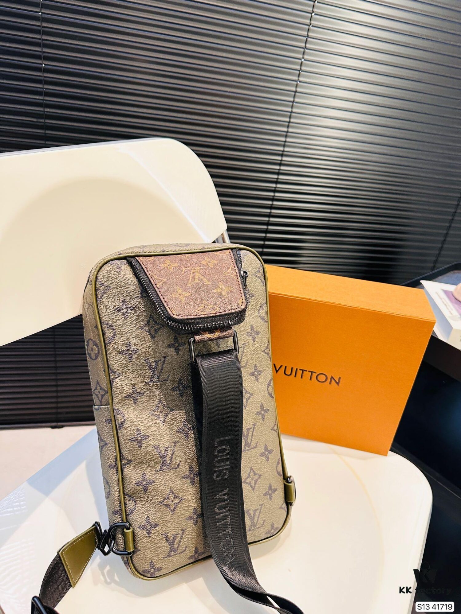 692f13ff4ecd253cf1079207 New Men's Chest Bag LV Style, Zippered Waist Pack, Fashionable and Timeless Design
