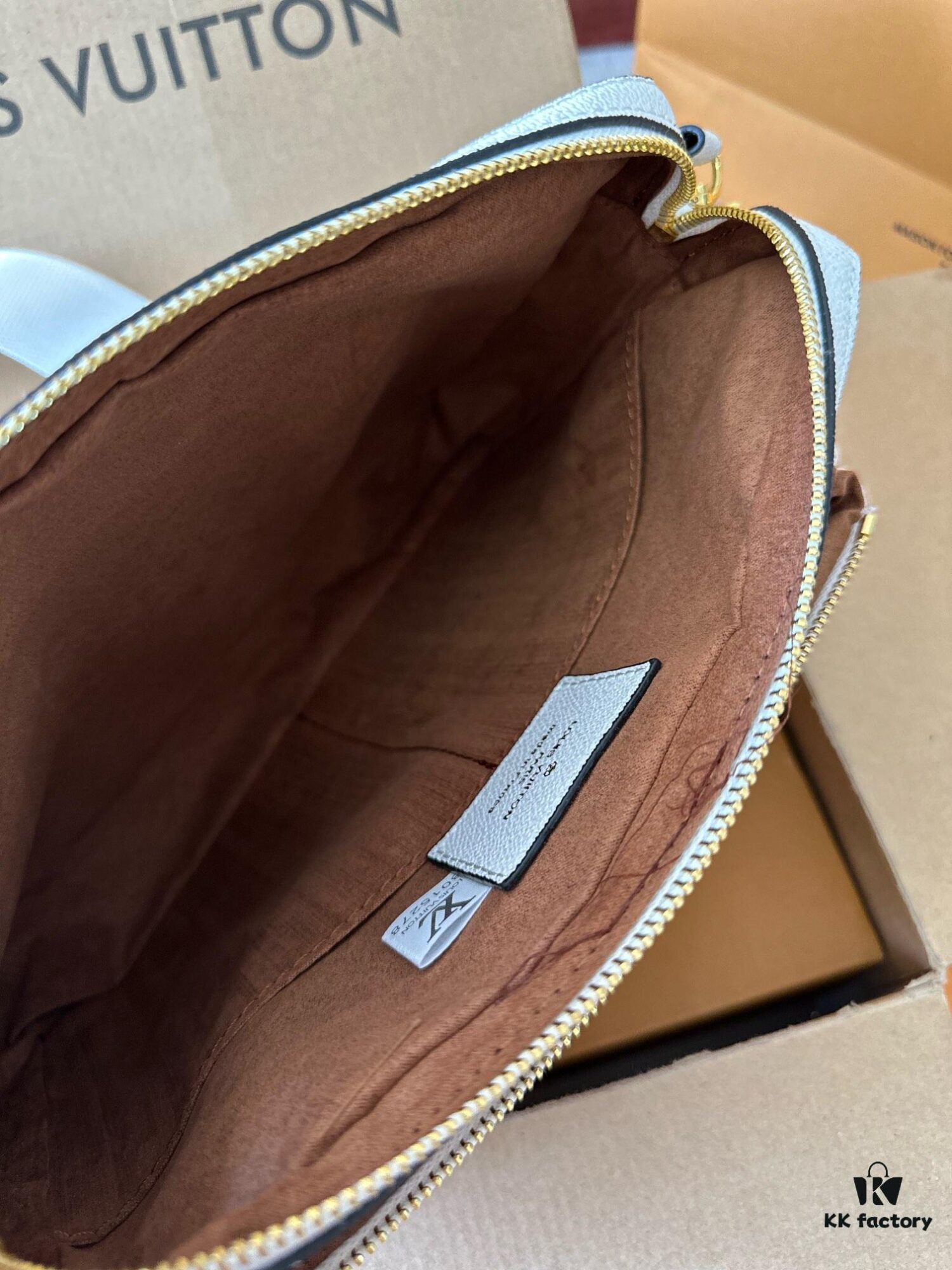 692f14294ecd253cf1079257 LV Louis Vuitton Men's Crossbody Bag, Three-in-One Foldable Gift Box Packaging