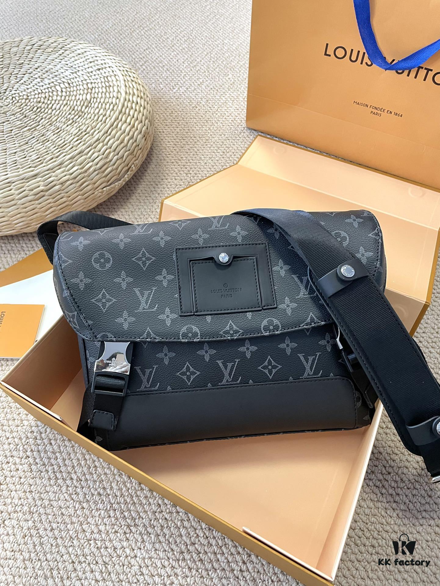 692f14314ecd253cf1079260 Foldable Gift Box 🎁 Size: 28*25cm L Brand Men's Messenger Bag VOYAGER Messenger Bag