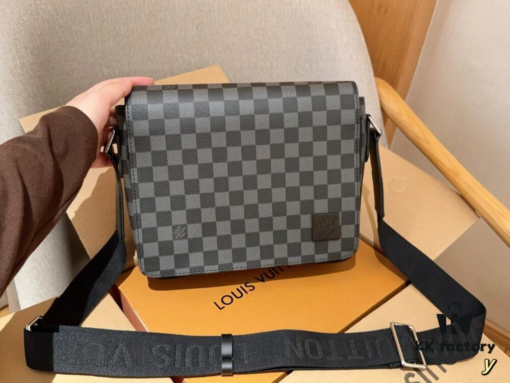 692f14394ecd253cf1079269 Louis Vuitton District Men's Briefcase Messenger Bag