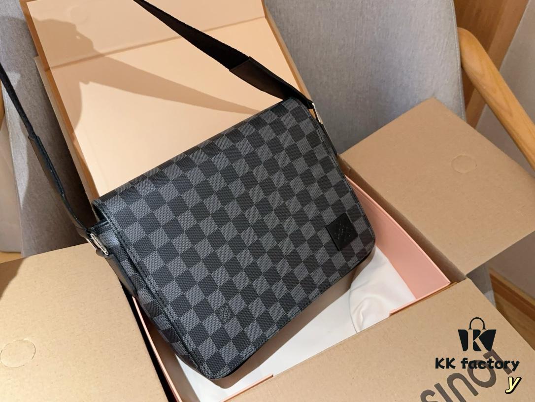 Louis Vuitton District Men's Briefcase Messenger Bag