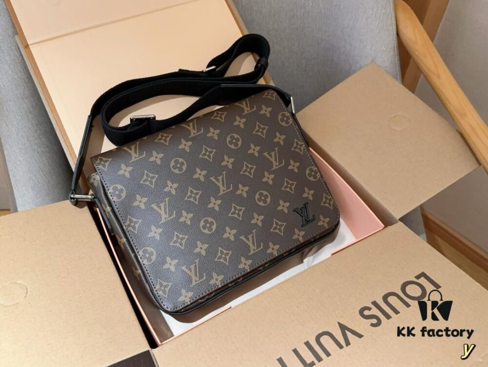 692f143d4ecd253cf107926f Louis Vuitton District Men's Briefcase Messenger Bag