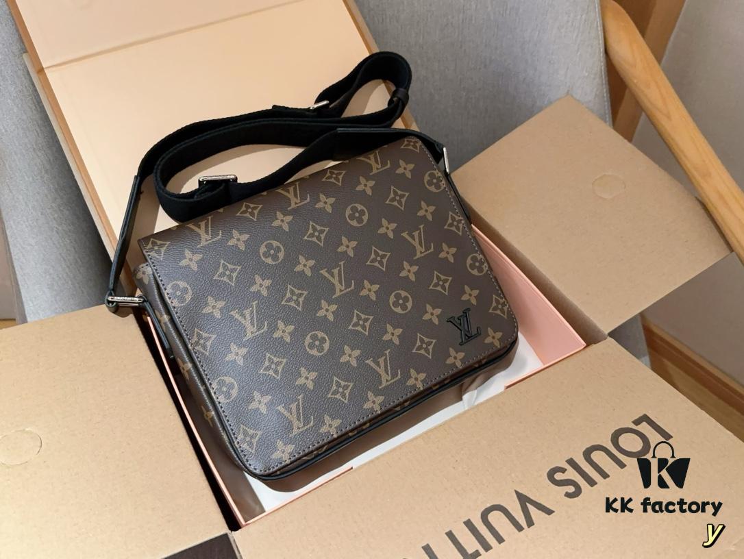 Louis Vuitton District Men's Briefcase Messenger Bag