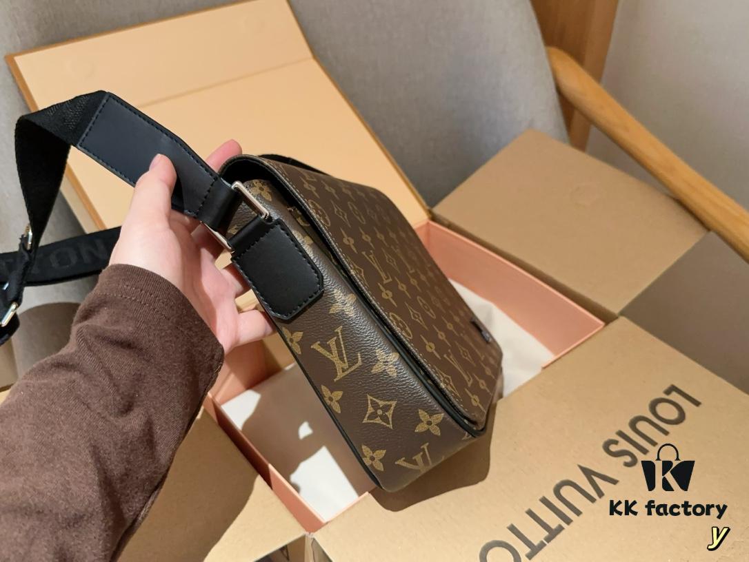 Louis Vuitton District Men's Briefcase Messenger Bag