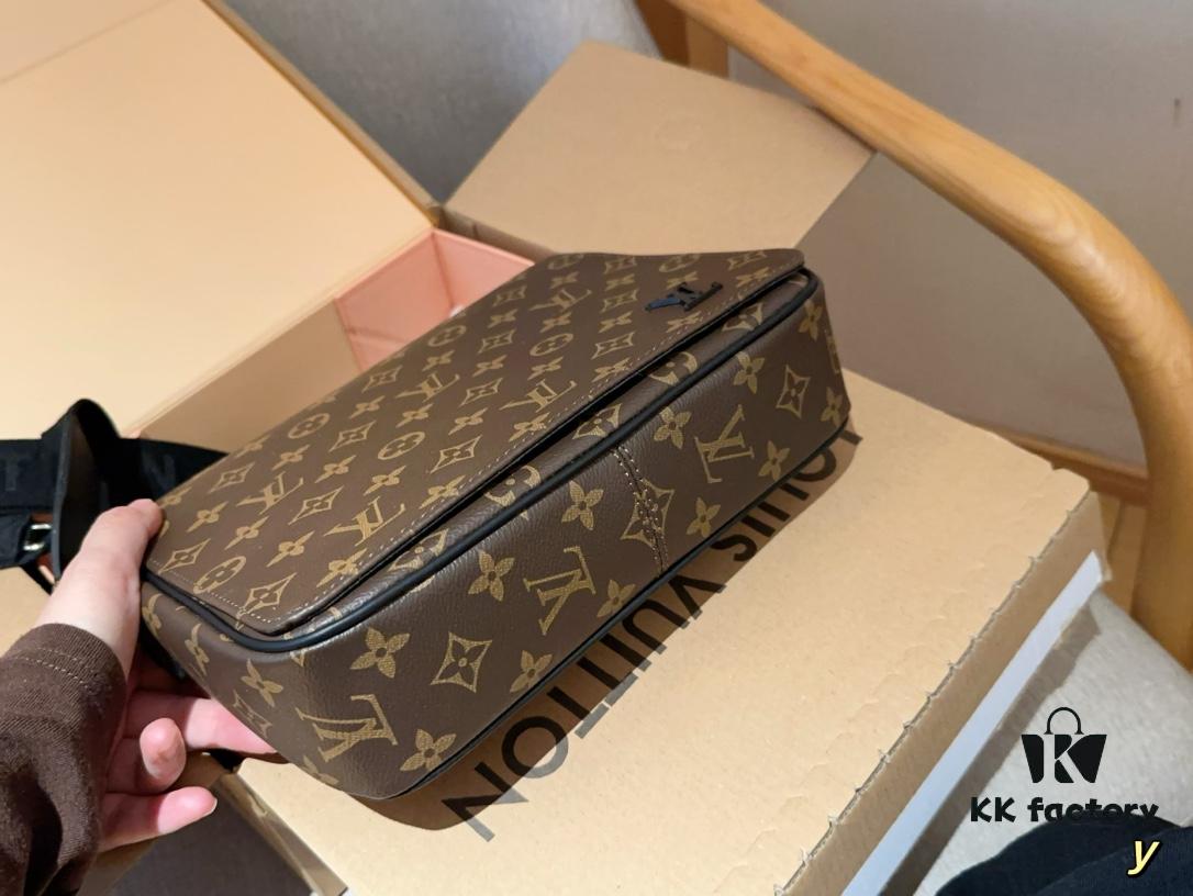 Louis Vuitton District Men's Briefcase Messenger Bag