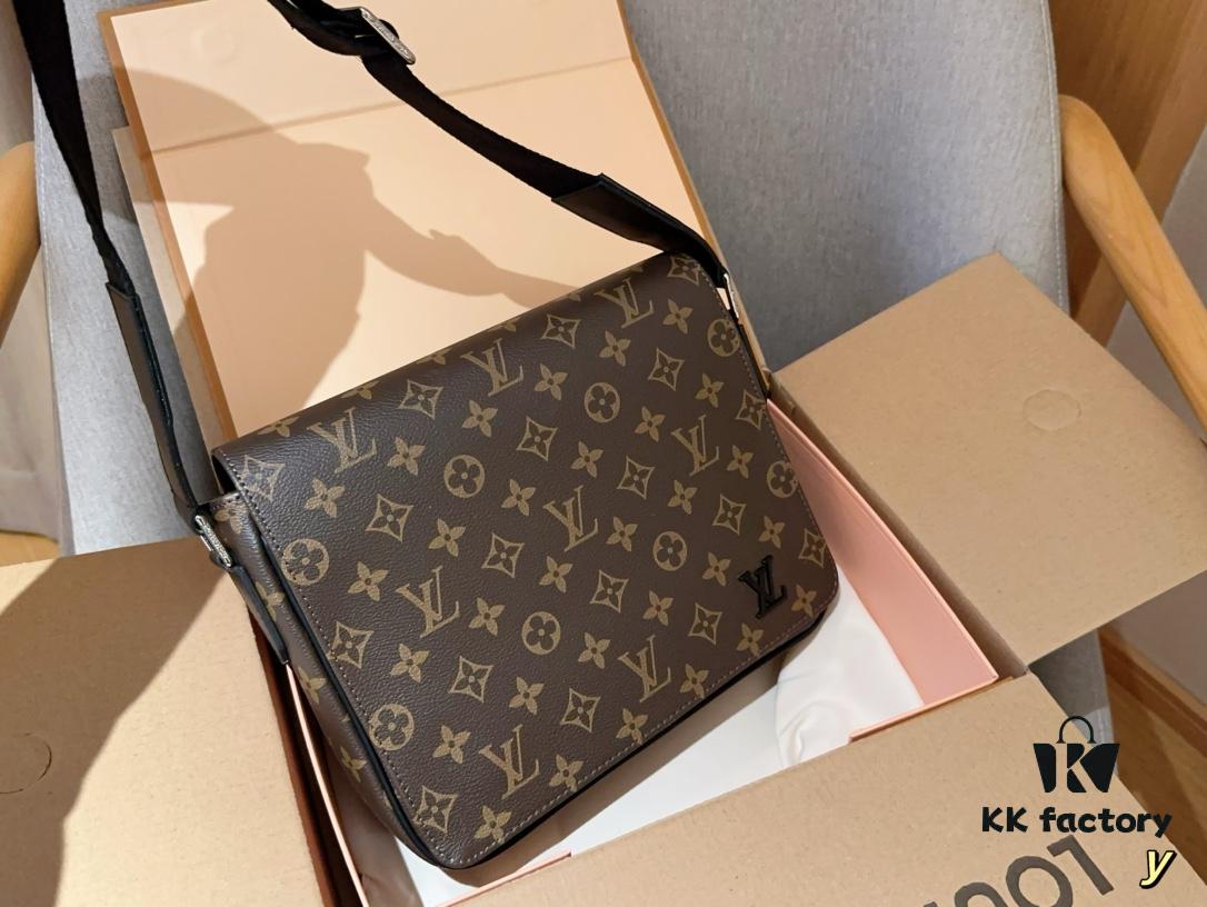 Louis Vuitton District Men's Briefcase Messenger Bag