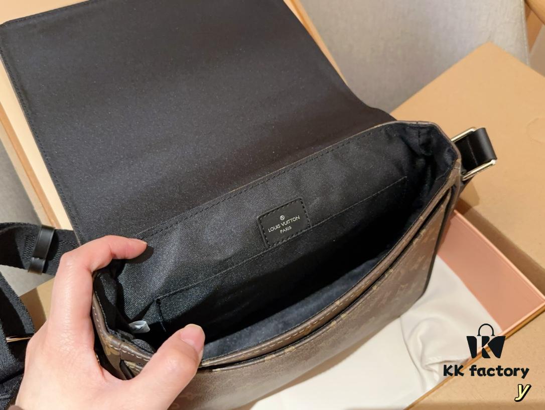 Louis Vuitton District Men's Briefcase Messenger Bag