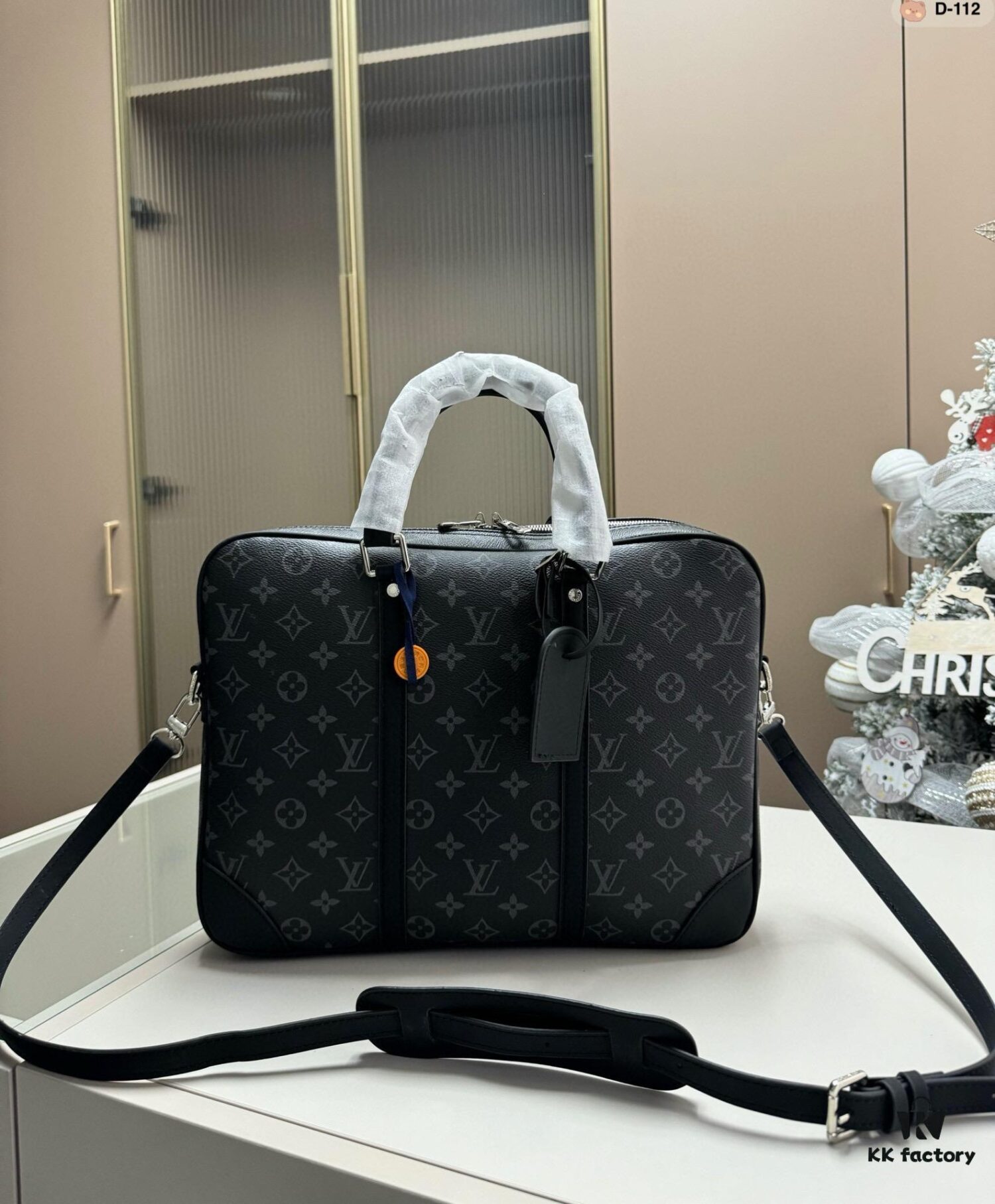 692f146f4ecd253cf10792c2 LV Men's Briefcase, Can Be Worn Crossbody or Carried by Hand, Spacious Capacity for Documents and Laptop, Black Classic Style, Extremely Durable Material, Ideal Choice for Business Men, Model D-112, Size 34x7x27 cm, Foldable Box