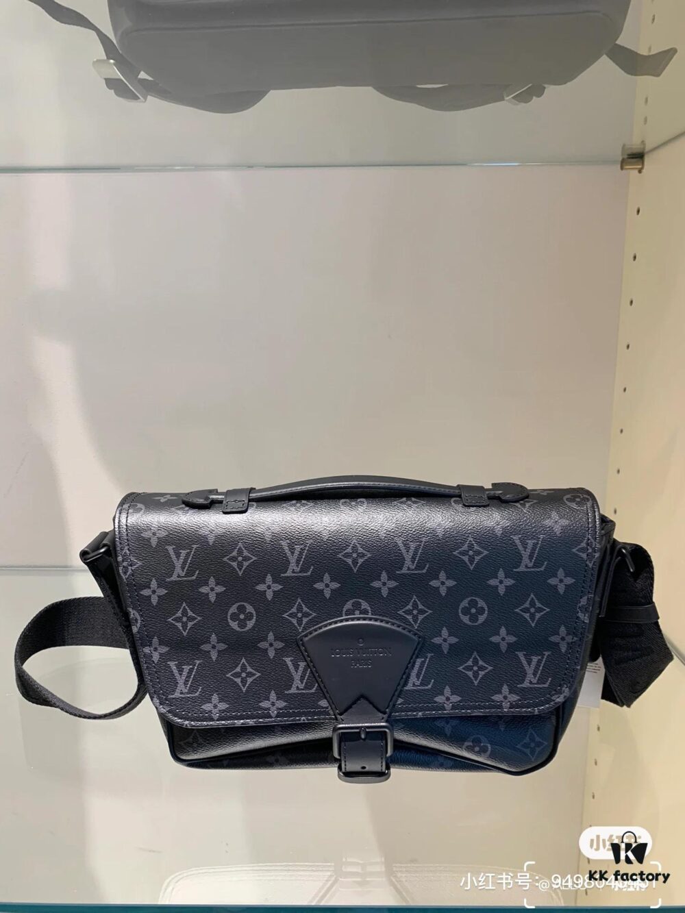 692f14f04ecd253cf10793a2 LV Men's Handle Envelope Bag