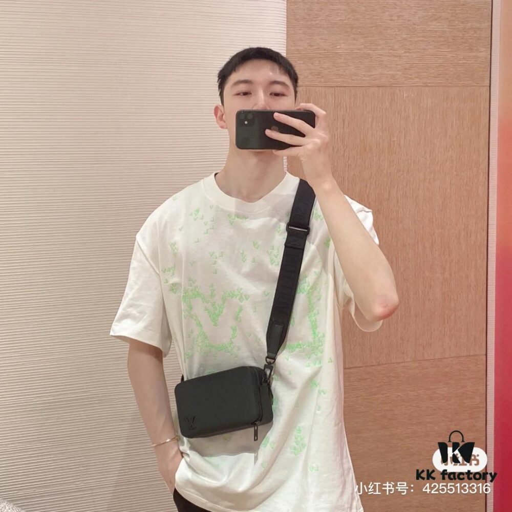692f14f04ecd253cf10793a4 LV Men's Small Bag