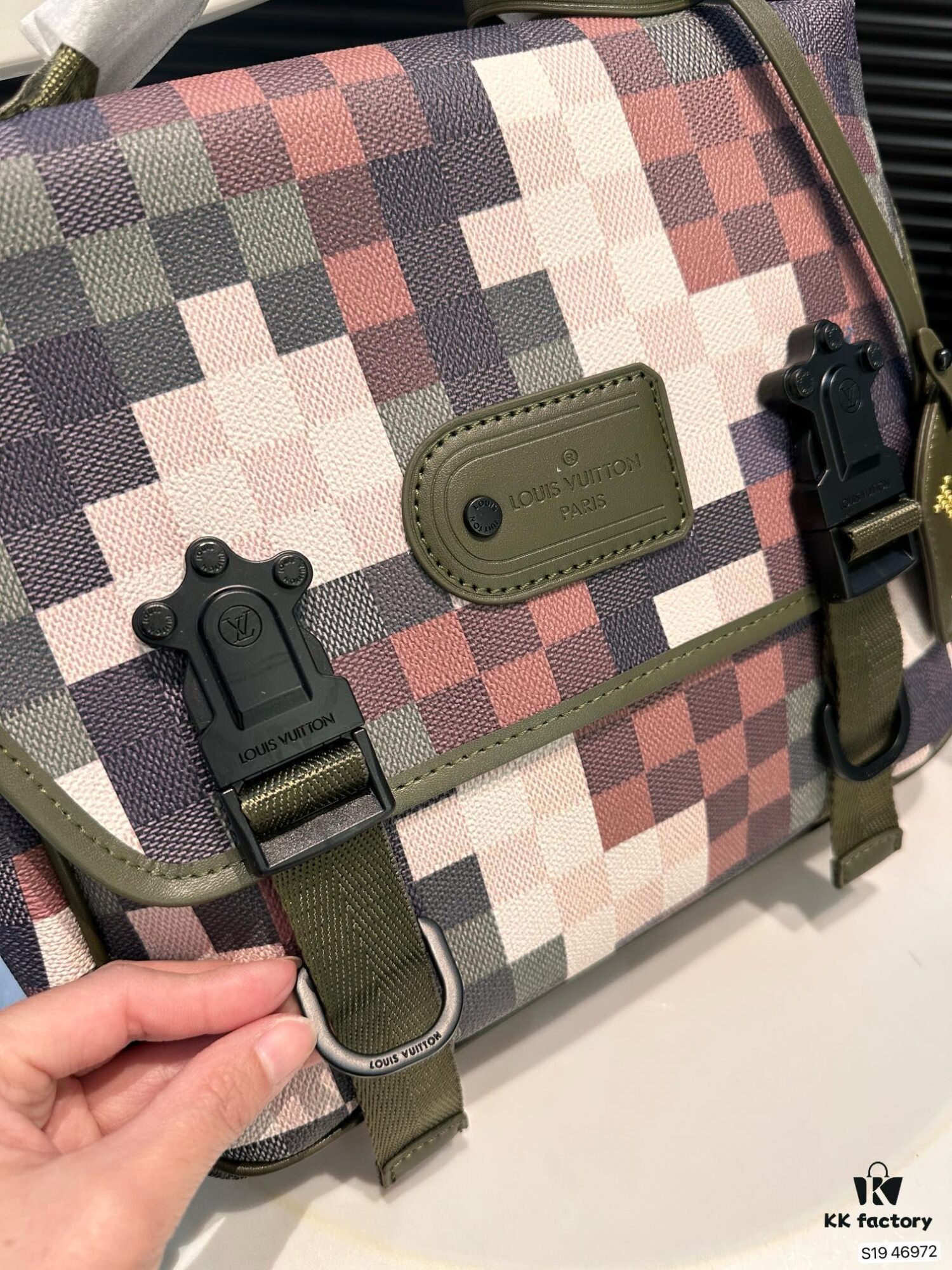 692f151b4ecd253cf10793eb Louis Vuitton Men's Messenger Bag, Shoulder Bag, Size 28x21, Model No. 46972