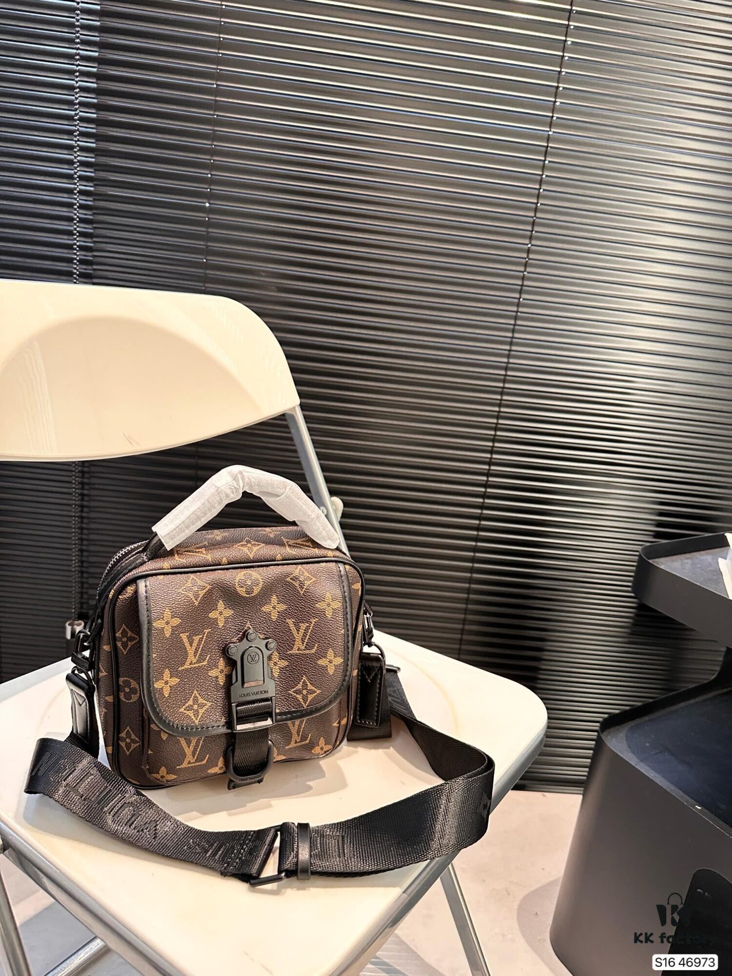 692f151e4ecd253cf10793f1 Louis Vuitton Men's Messenger Bag