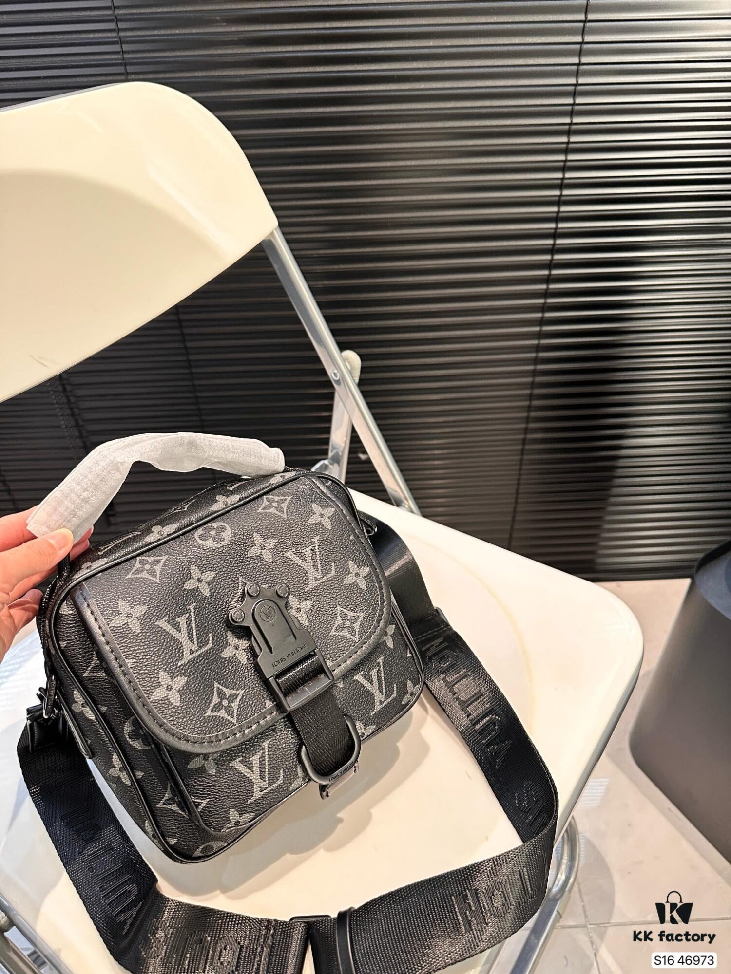 692f15214ecd253cf10793f4 Louis Vuitton Men's Messenger Bag, Shoulder Bag, Model 46973, Size 19x17