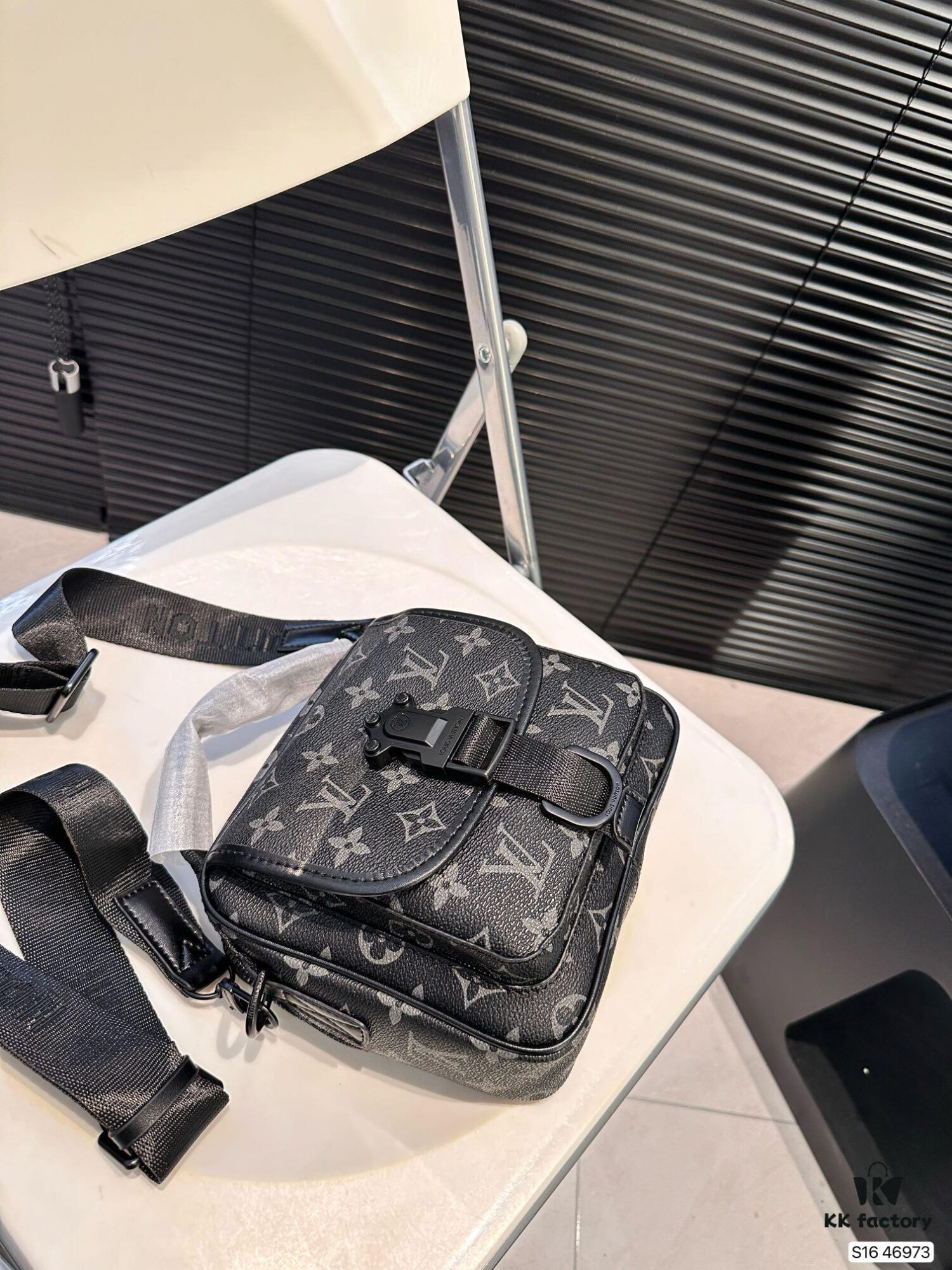 692f15214ecd253cf10793f5 Louis Vuitton Men's Messenger Bag, Shoulder Bag, Model 46973, Size 19x17