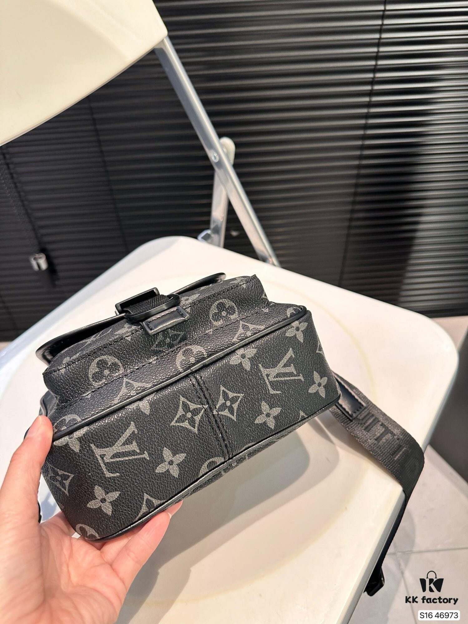 692f15224ecd253cf10793f6 Louis Vuitton Men's Messenger Bag, Shoulder Bag, Model 46973, Size 19x17