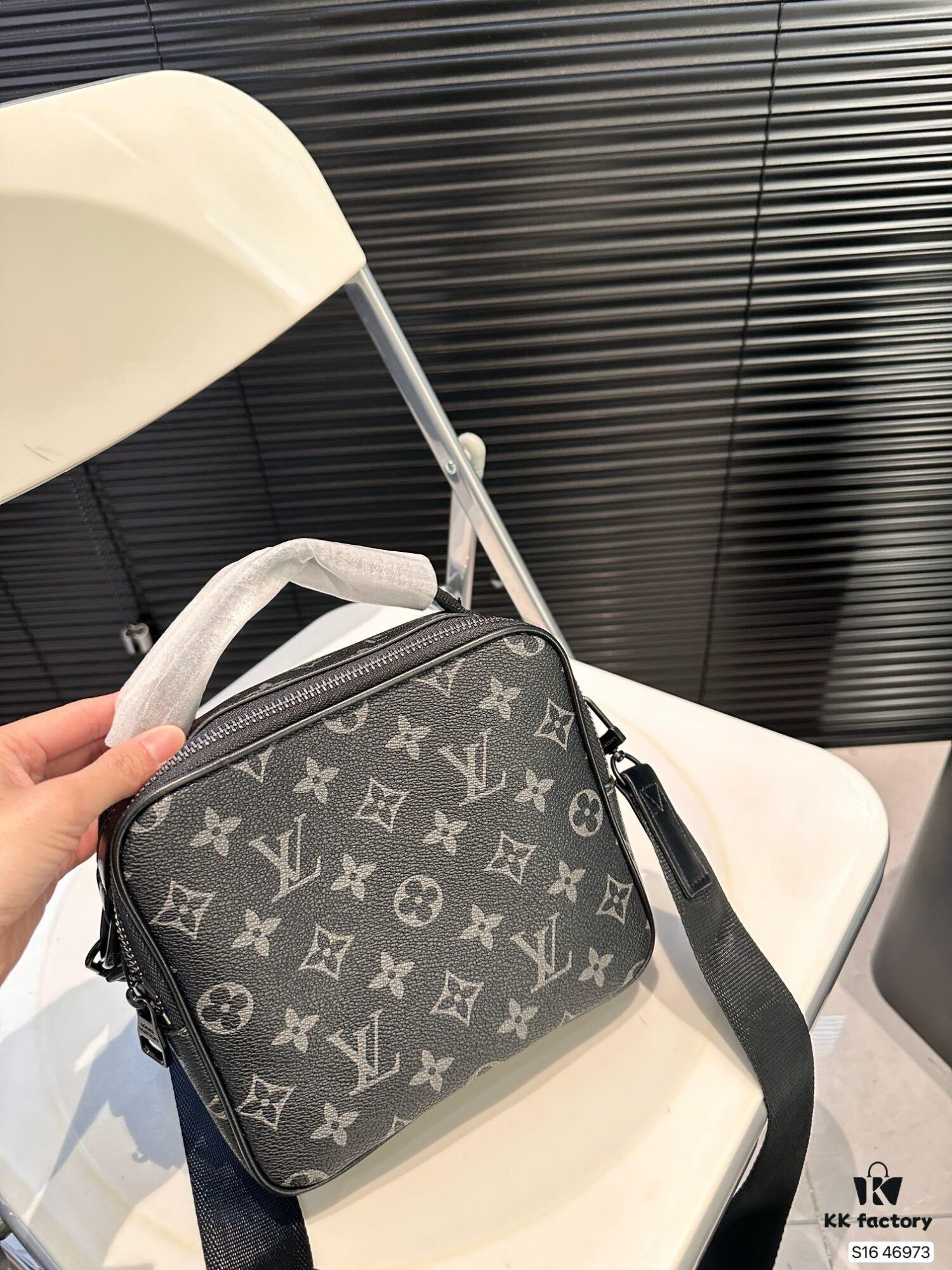 692f15234ecd253cf10793f7 Louis Vuitton Men's Messenger Bag, Shoulder Bag, Model 46973, Size 19x17