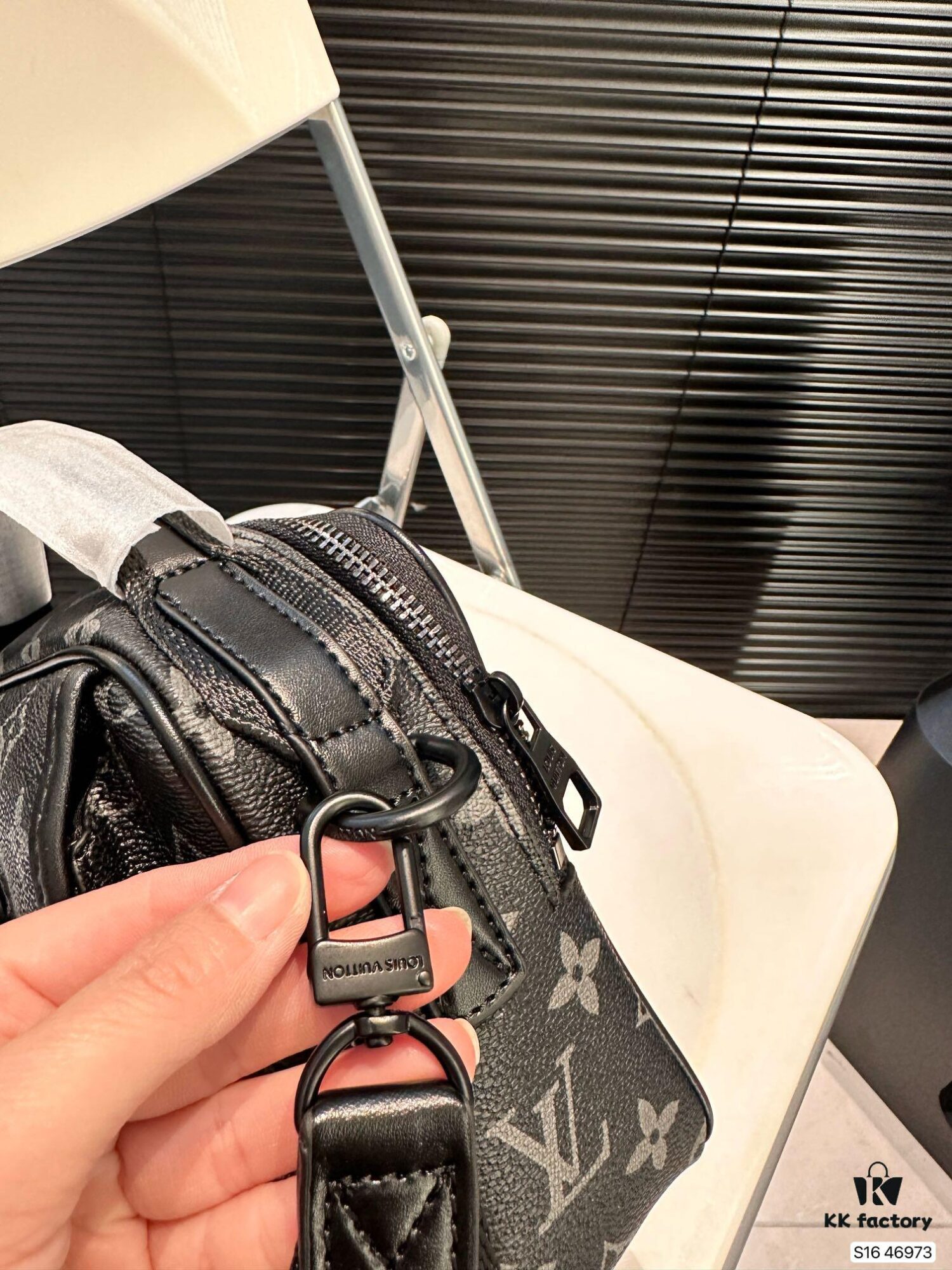 692f15234ecd253cf10793f8 Louis Vuitton Men's Messenger Bag, Shoulder Bag, Model 46973, Size 19x17