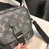 692f15244ecd253cf10793fa Louis Vuitton Men's Messenger Bag, Shoulder Bag, Model 46973, Size 19x17