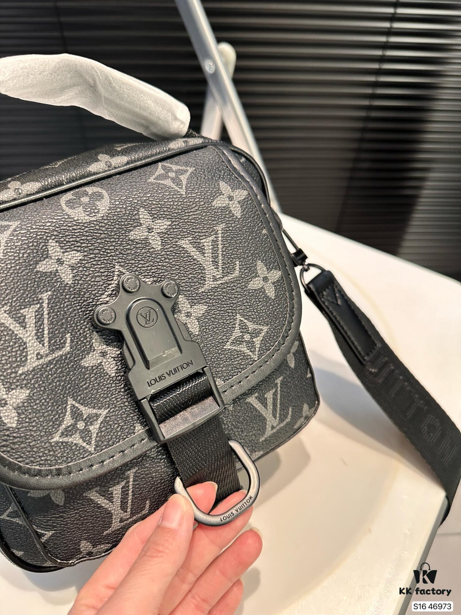 692f15244ecd253cf10793fa Louis Vuitton Men's Messenger Bag, Shoulder Bag, Model 46973, Size 19x17