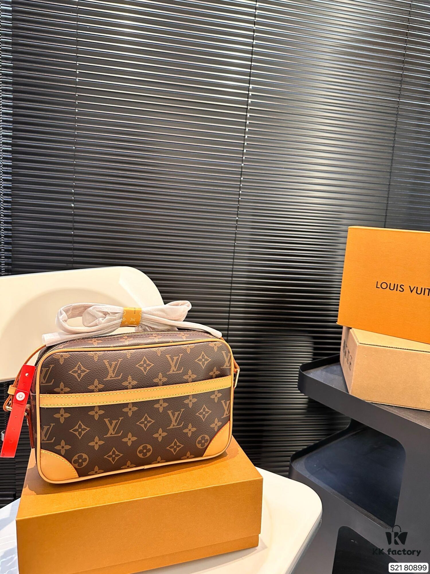 692f15274ecd253cf10793fd Vintage LV Men's Camera Bag with Foldable Box, Cool New Style Crossbody Bag for Men