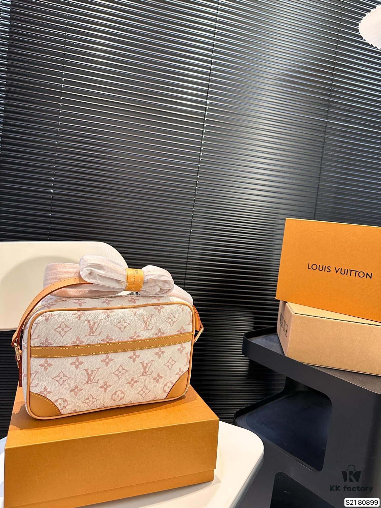 692f15284ecd253cf10793ff Vintage LV Men's New Camera Bag with Foldable Box, Stylish Crossbody Shoulder Bag