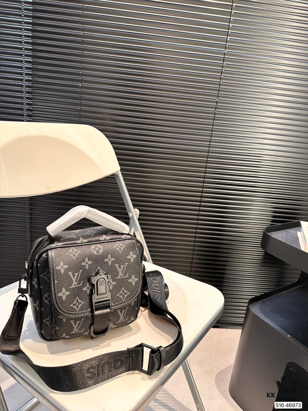 692f15294ecd253cf1079400 Louis Vuitton Men's Messenger Bag, Shoulder Bag, Model 46973, Size 19x17