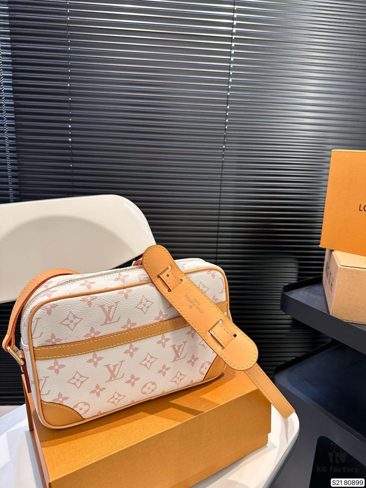 692f15294ecd253cf1079401 Vintage LV Men's New Camera Bag with Foldable Box, Stylish Crossbody Shoulder Bag