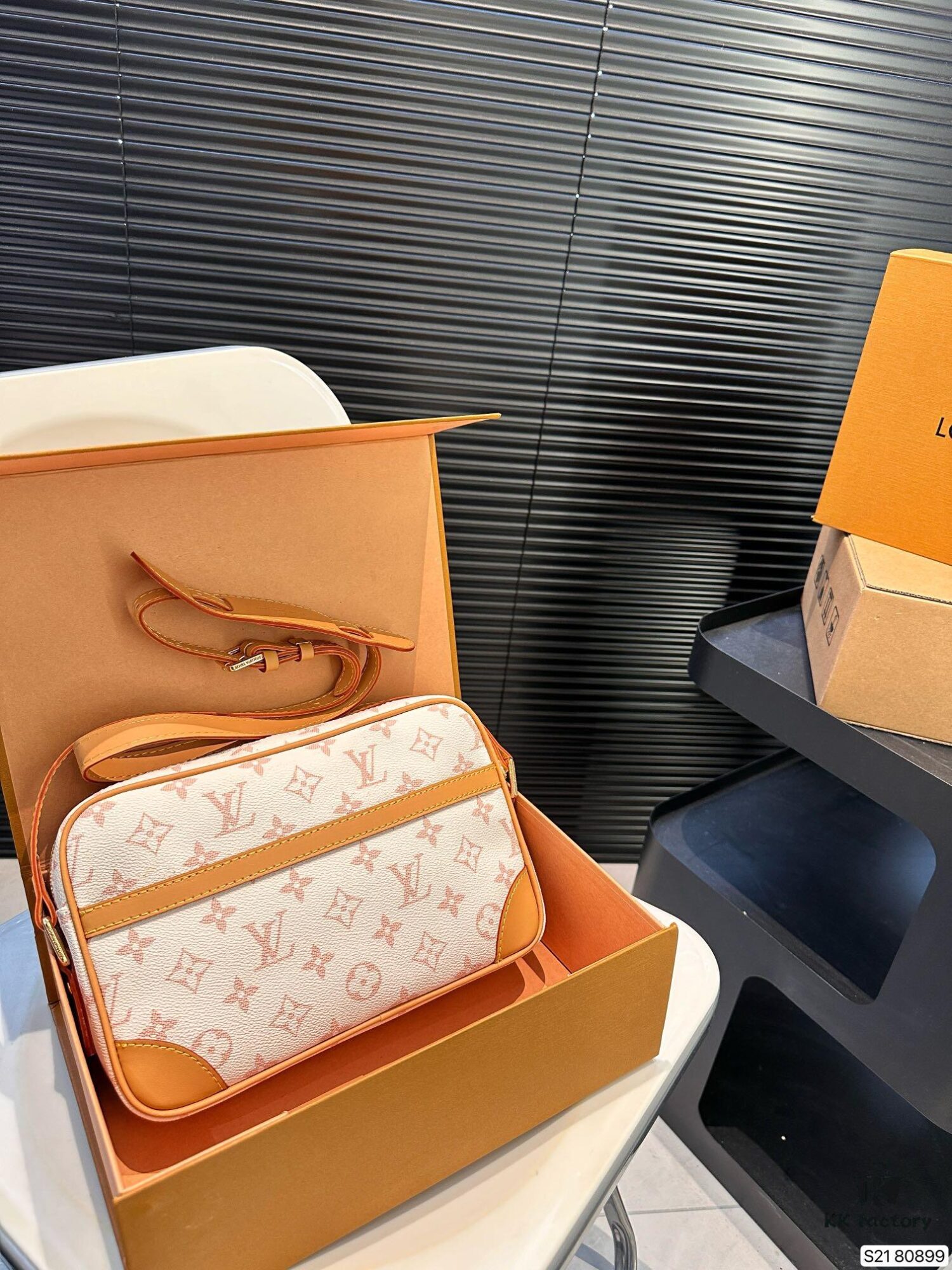 692f15294ecd253cf1079402 Vintage LV Men's New Camera Bag with Foldable Box, Stylish Crossbody Shoulder Bag