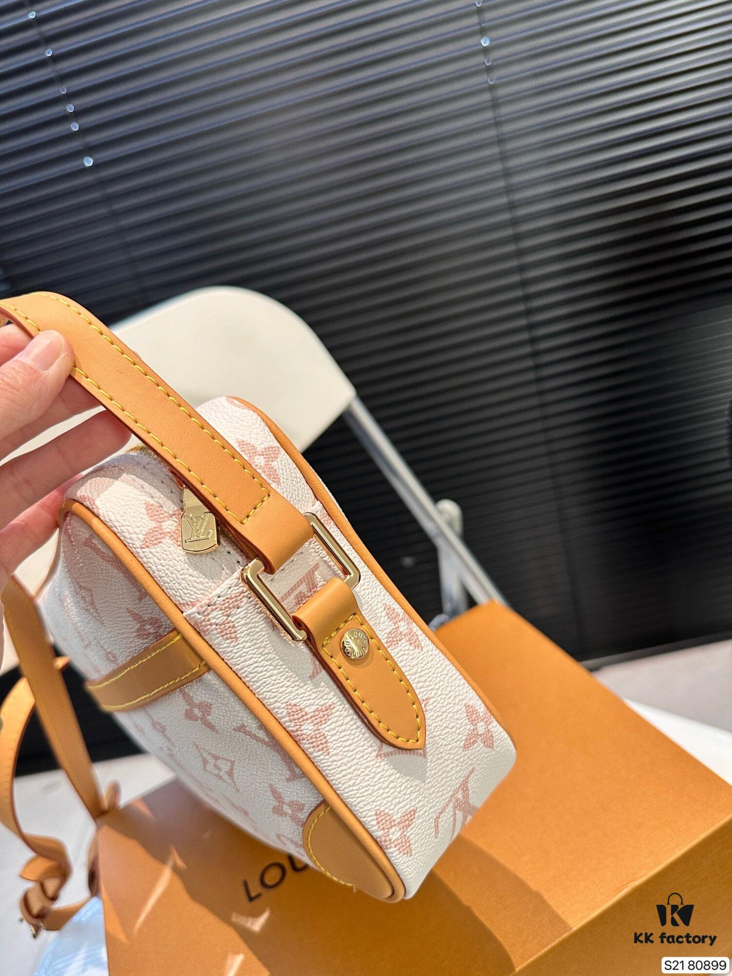 692f15294ecd253cf1079403 Vintage LV Men's New Camera Bag with Foldable Box, Stylish Crossbody Shoulder Bag