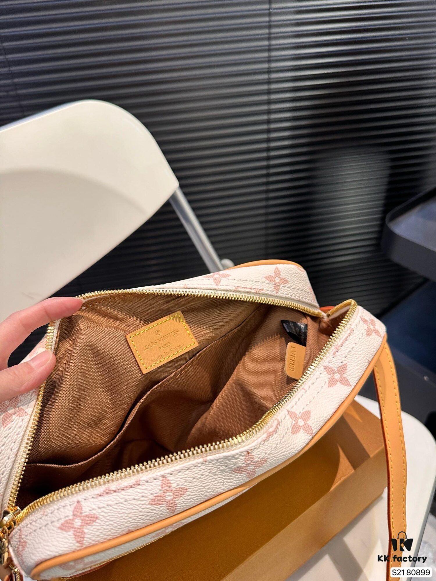 692f152e4ecd253cf1079410 Vintage LV Men's New Camera Bag with Foldable Box, Stylish Crossbody Shoulder Bag