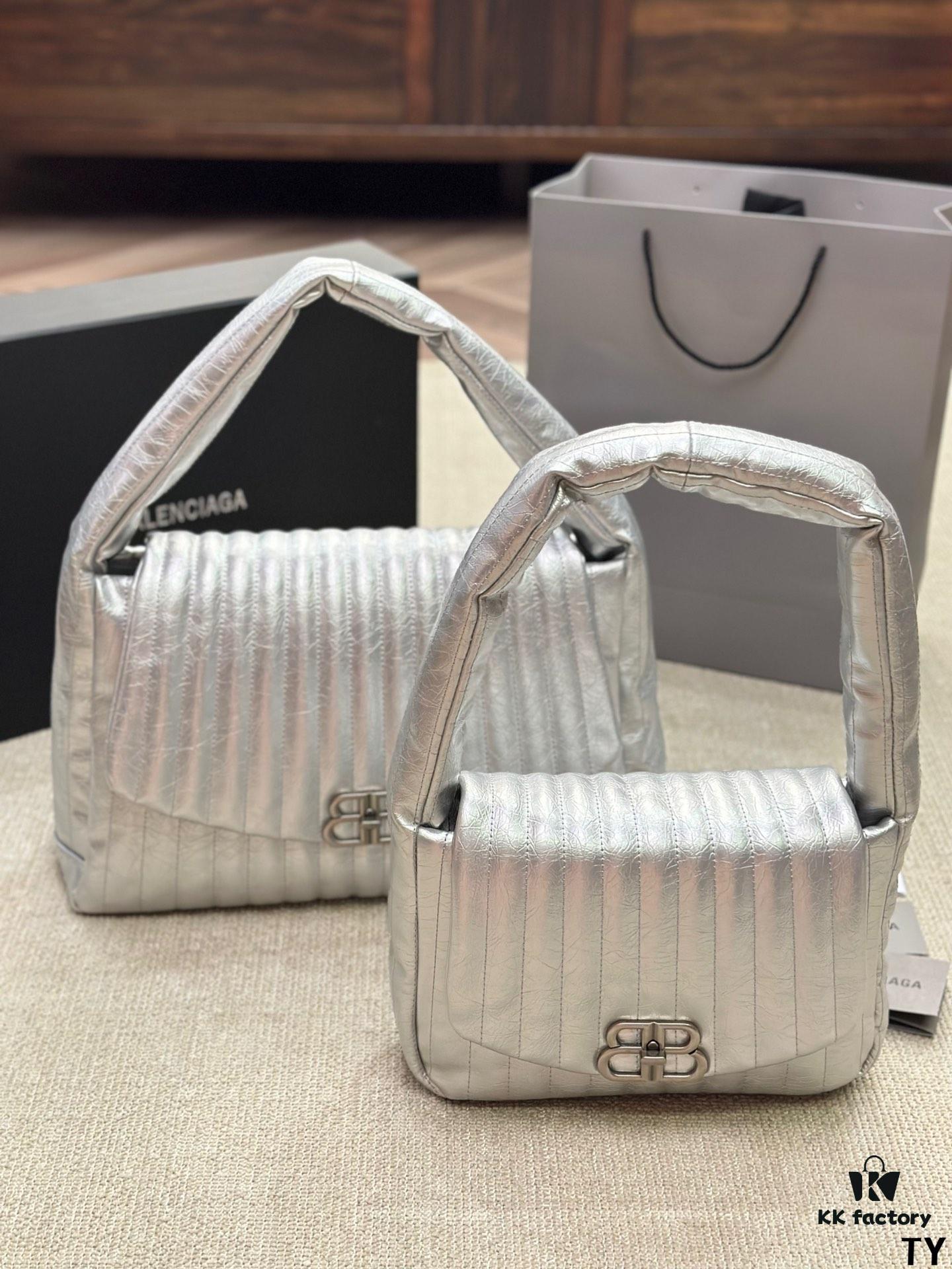 692fab4a99f2d84055c86435 Stylish and Chic! BALENCIAGA BB SOFT Flap Bag