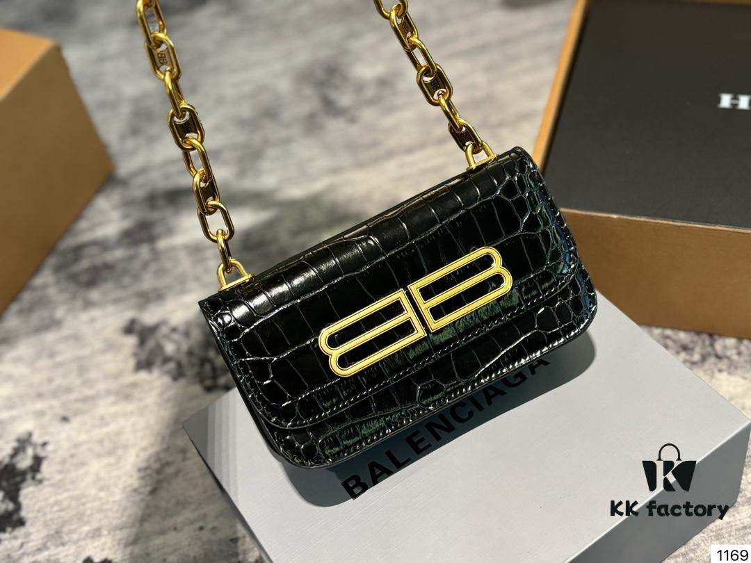 692fabb299f2d84055c864ed Balenciaga Gossip Bag: What Makes It So Desirable?