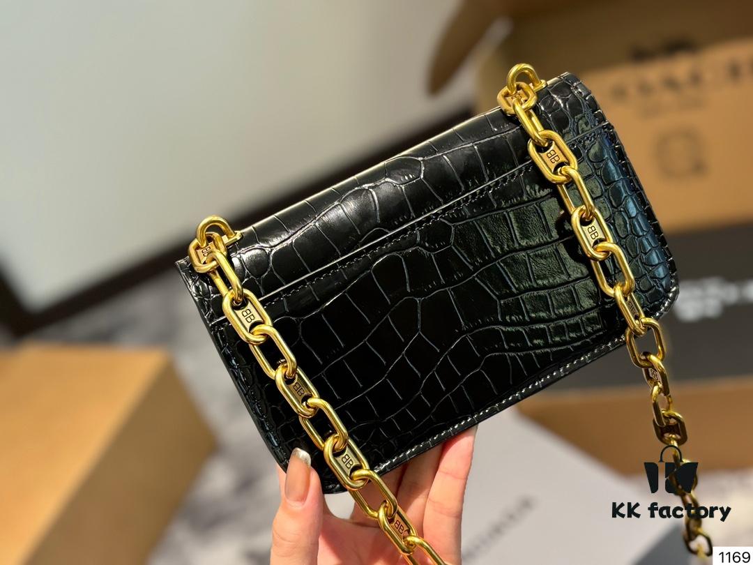 692fabb499f2d84055c864f0 Balenciaga Gossip Bag: What Makes It So Desirable?