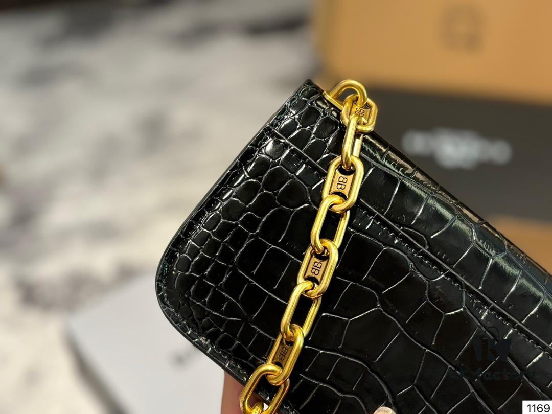 692fabb499f2d84055c864f1 Balenciaga Gossip Bag: What Makes It So Desirable?