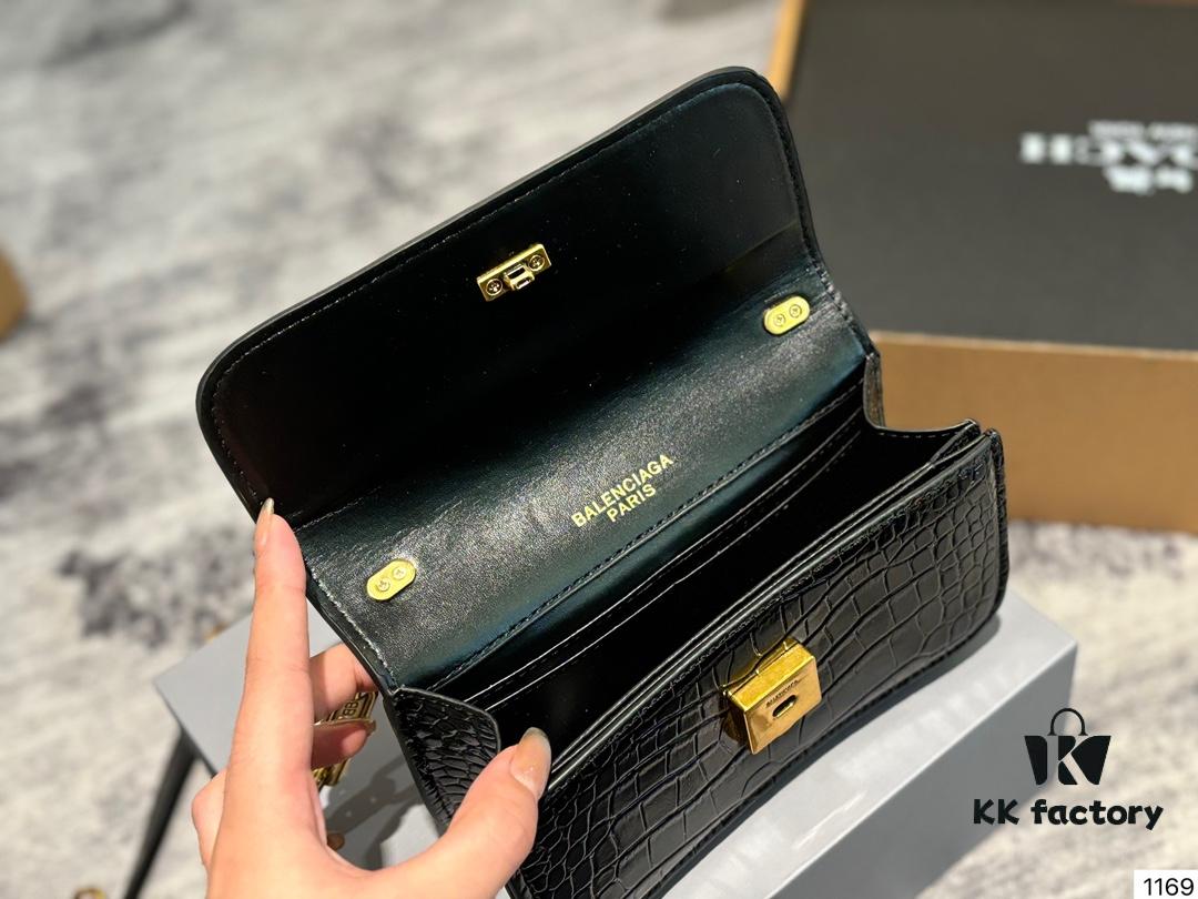 692fabb599f2d84055c864f4 Balenciaga Gossip Bag: What Makes It So Desirable?
