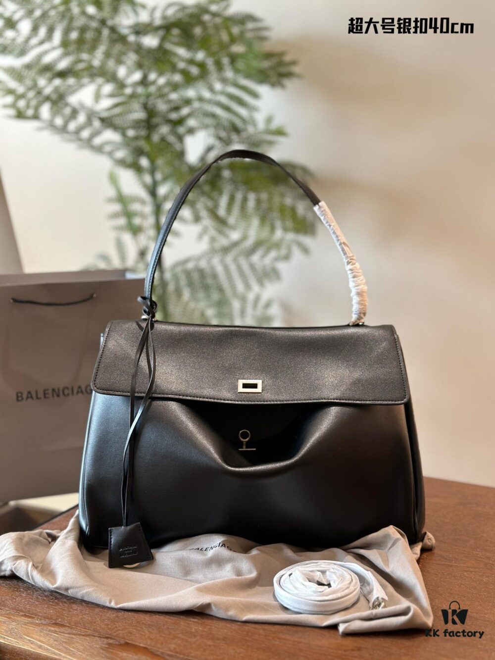 Oversized Balenciaga Rodeo, Directly Go for the Large Size
