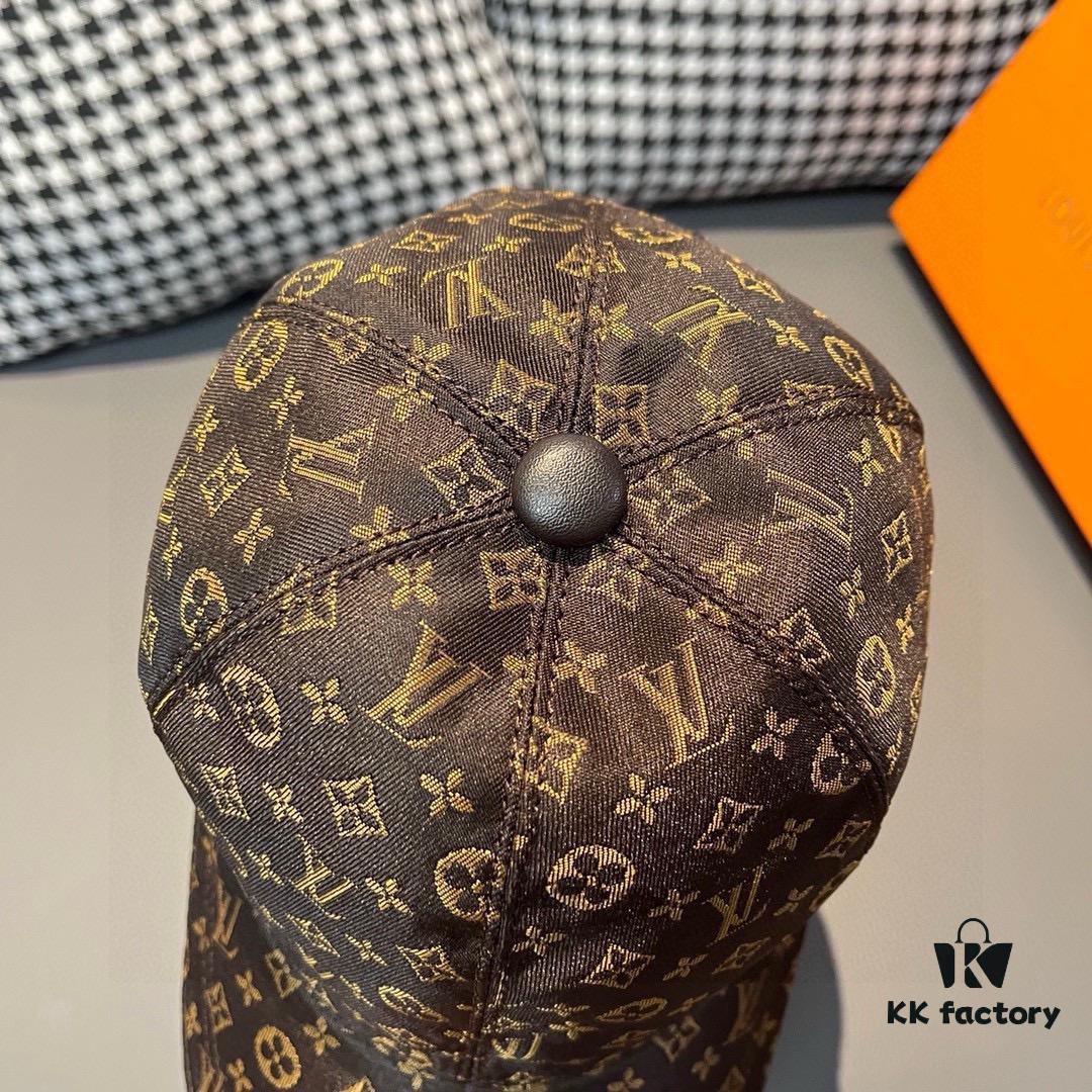 692fac8299f2d84055c8660c LV (Louis Vuitton) New Arrival Original Order Baseball Cap, Monogram Embroidery, 1:1 Precision Mold Customization, Authentic Monogram Fabric, Heavy Embroidery, Exquisite Craftsmanship