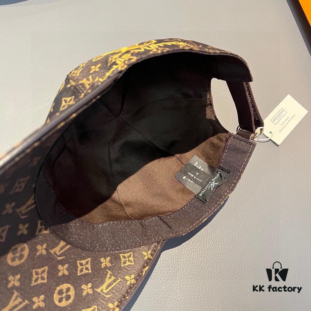 692fac8299f2d84055c8660d LV (Louis Vuitton) New Arrival Original Order Baseball Cap, Monogram Embroidery, 1:1 Precision Mold Customization, Authentic Monogram Fabric, Heavy Embroidery, Exquisite Craftsmanship