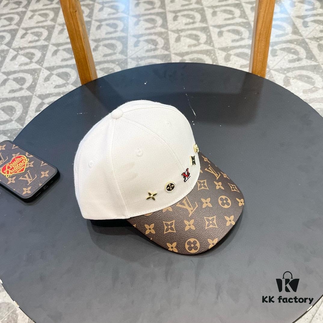 692facb299f2d84055c86662 Louis Vuitton New Arrival Authentic Replica Baseball Cap, Classic Checkered Pattern, 1:1 Mold Customized, Original Department Store Fabric with Top-Grade Leather, Small Checkered Design, Stylish and High Quality, Basic Head Circumference 56cm, Adjustable Patch