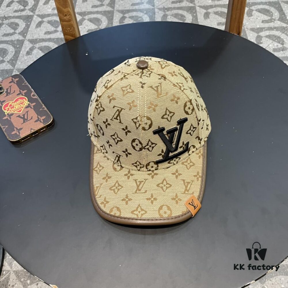 692fad0999f2d84055c8670d LV (Louis Vuitton) New Original Single Baseball Cap, Monogram Canvas Combined Design, 1:1 Mold Customized, Premium Canvas Fabric with Store-Grade Monogram Leather, Heavy Embroidery, Exquisite Craftsmanship