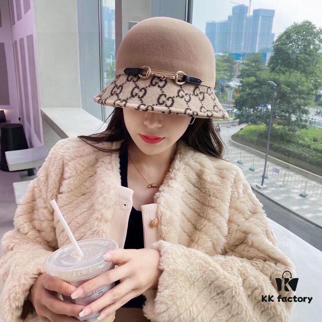 692fb02899f2d84055c86c94 Gucci 2022 Fall/Winter New Wool Fedora Hat, GG Wool Hat with Horsebit Detail, 57cm Head Circumference, Stylish and Versatile, Black and Khaki Colors, Elegant Ladylike Style
