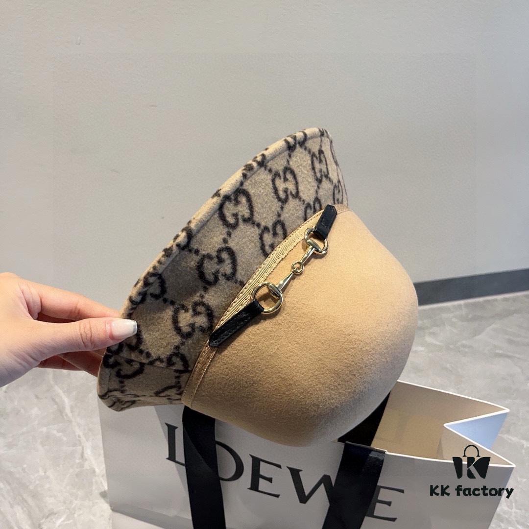 692fb02999f2d84055c86c98 Gucci 2022 Fall/Winter New Wool Fedora Hat, GG Wool Hat with Horsebit Detail, 57cm Head Circumference, Stylish and Versatile, Black and Khaki Colors, Elegant Ladylike Style