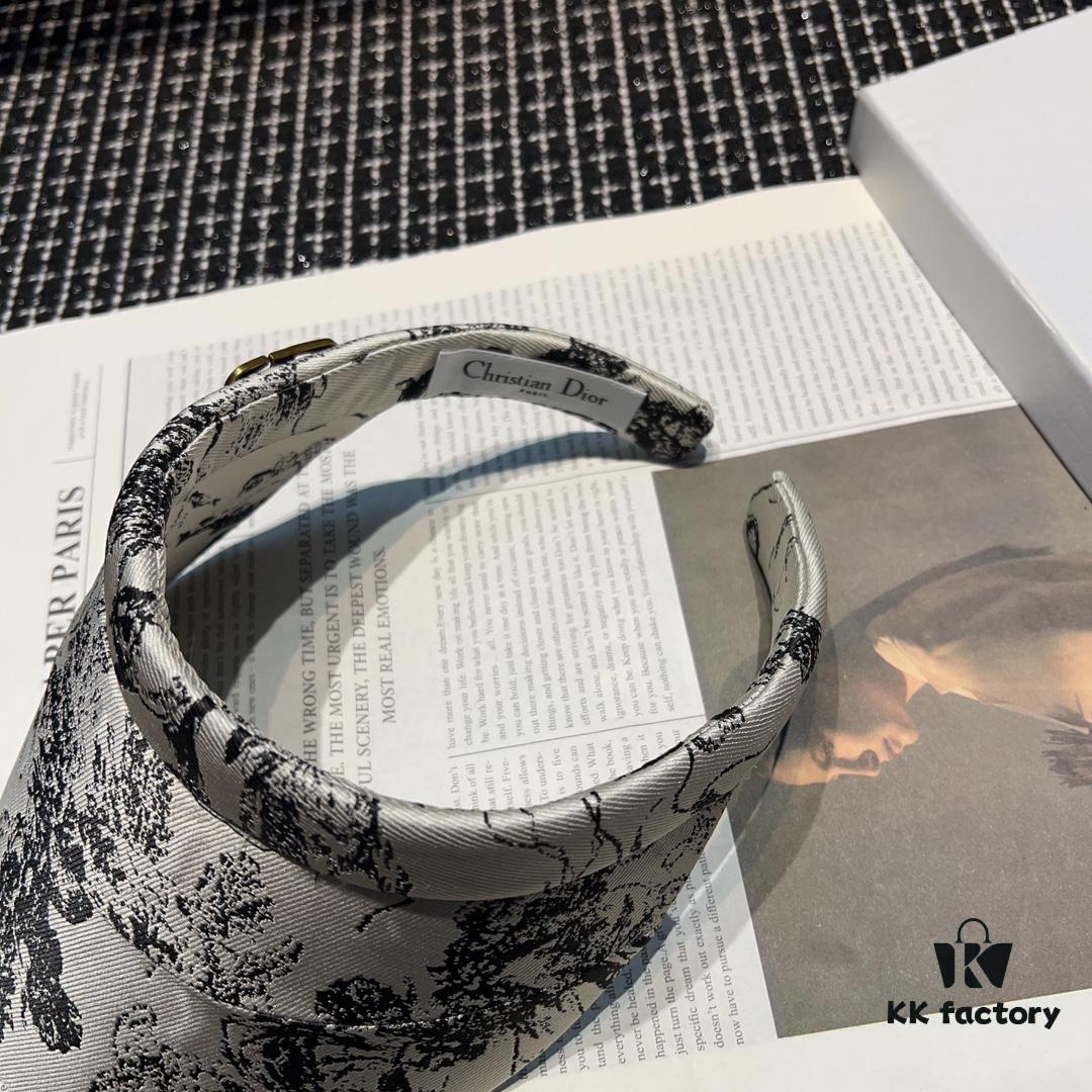 692fb0ba99f2d84055c86da9 Dior Spring Collection New Arrival Stunning Sun Hat - Perfectly Tailored with Classic Plaid, Exuding Elegance and Sophistication