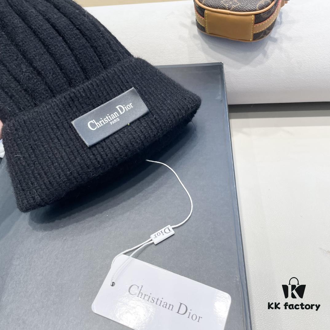 692fb29e99f2d84055c8705f Dior Women's Knitted Hat with Genuine Fox Fur Pom for Autumn and Winter, Thickened Warm Ear-Protecting Beanie, Korean Style Versatile Design