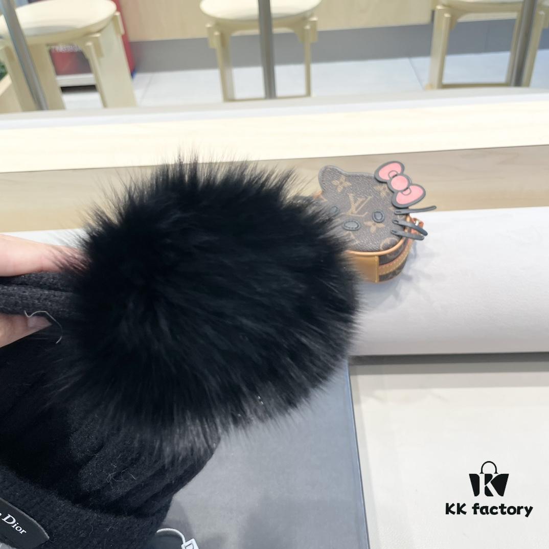 692fb2a199f2d84055c87062 Dior Women's Knitted Hat with Genuine Fox Fur Pom for Autumn and Winter, Thickened Warm Ear-Protecting Beanie, Korean Style Versatile Design