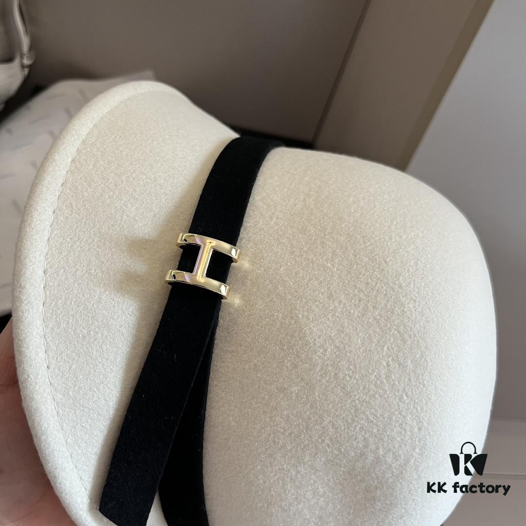692fb58e99f2d84055c873ed HEREMS Hermes 2024 Autumn/Winter New Wool Beanie Hat, 100% Wool, Irregular Cut Design, Fashionable Women's Essential, Head Circumference 57cm, Khaki White Black