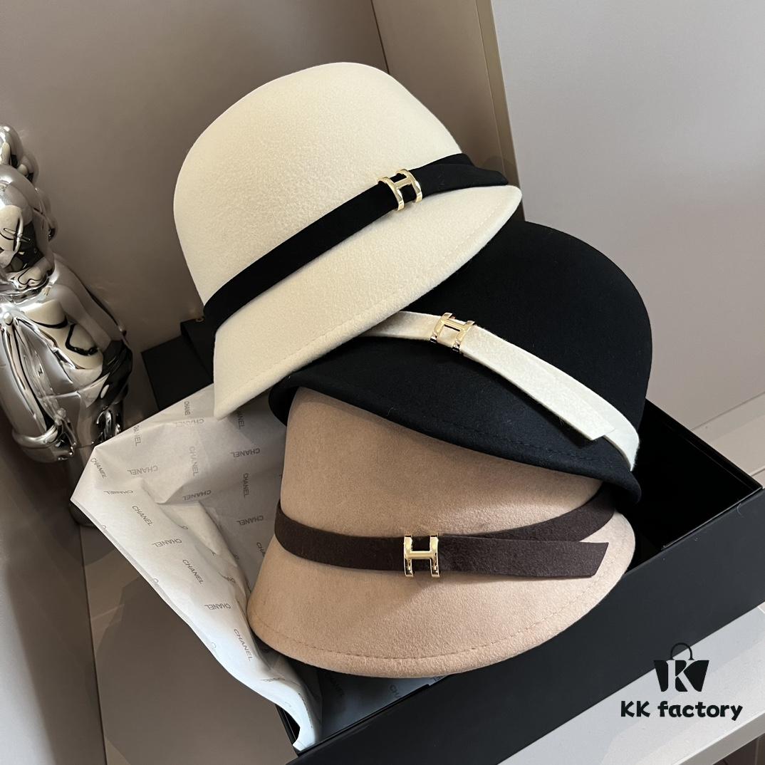 692fb58f99f2d84055c873f0 HEREMS Hermes 2024 Autumn/Winter New Wool Beanie Hat, 100% Wool, Irregular Cut Design, Fashionable Women's Essential, Head Circumference 57cm, Khaki White Black