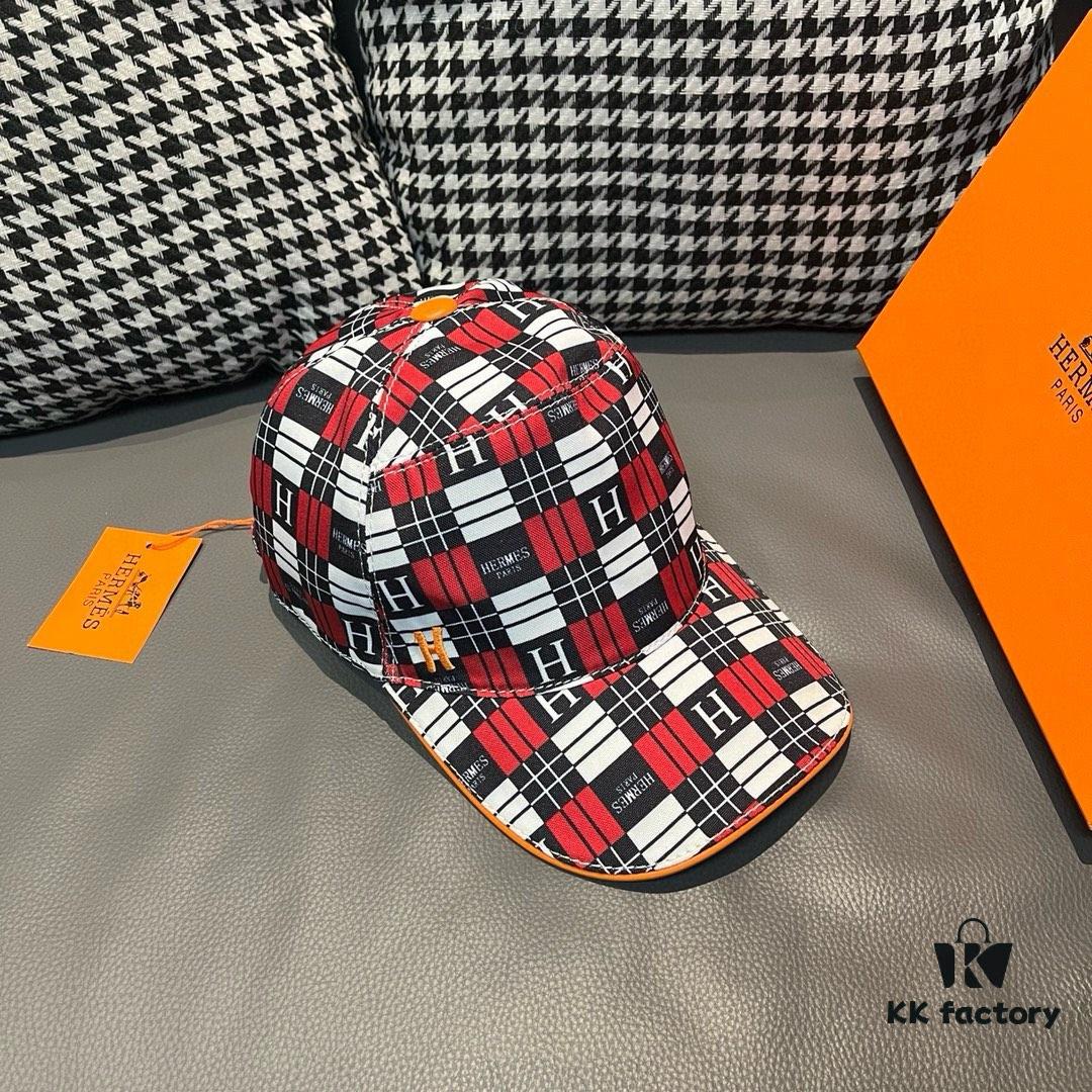 692fb5de99f2d84055c87460 Box and cloth bag included, HERMÈS (Hermès) new original order baseball cap, H embroidery plaid design, authentic mold custom-made, premium breathable canvas fabric with genuine top-layer leather, original factory stainless steel adjustment buckle, exquisite craftsmanship, stylish and handsome with outstanding quality!