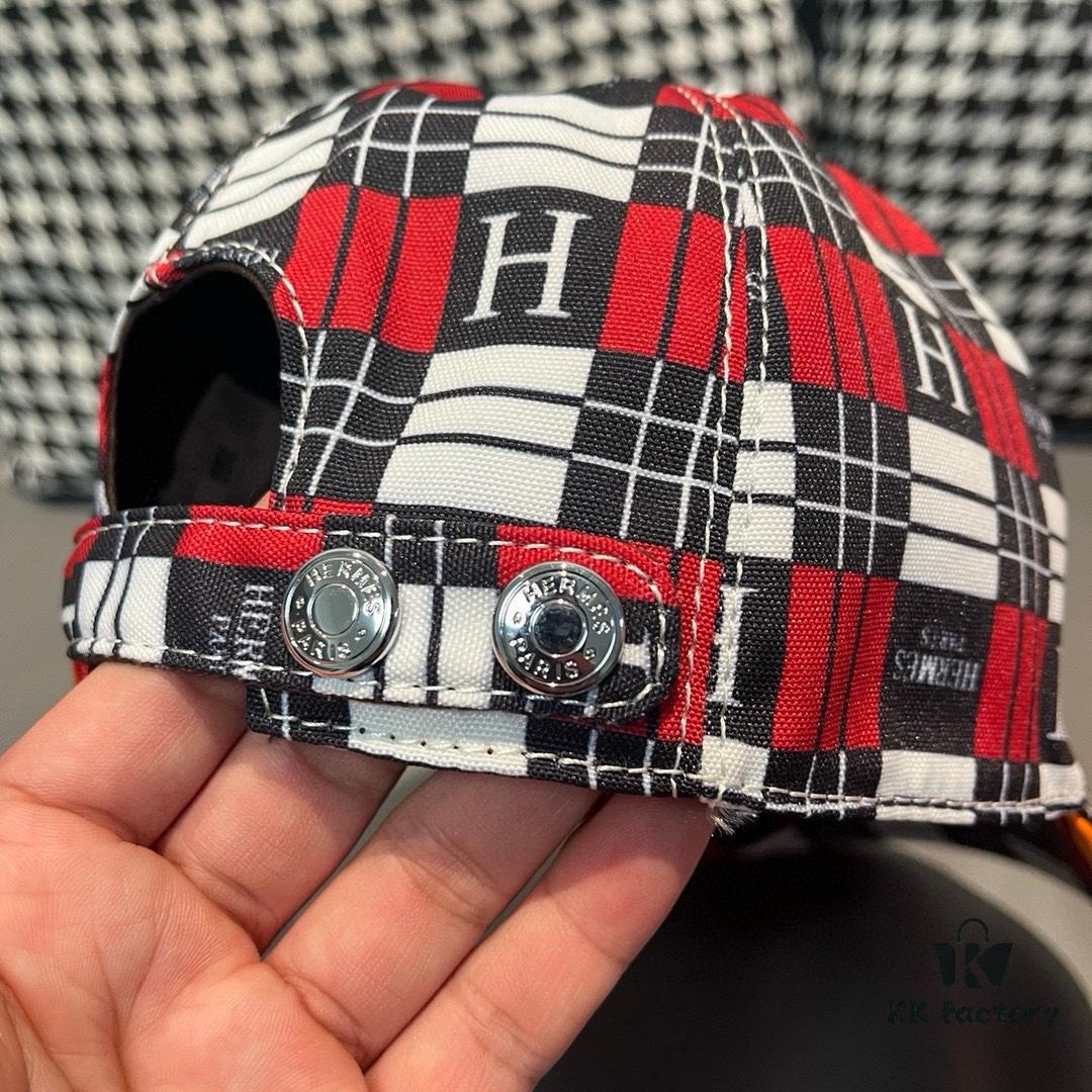692fb5e299f2d84055c87464 Box and cloth bag included, HERMÈS (Hermès) new original order baseball cap, H embroidery plaid design, authentic mold custom-made, premium breathable canvas fabric with genuine top-layer leather, original factory stainless steel adjustment buckle, exquisite craftsmanship, stylish and handsome with outstanding quality!